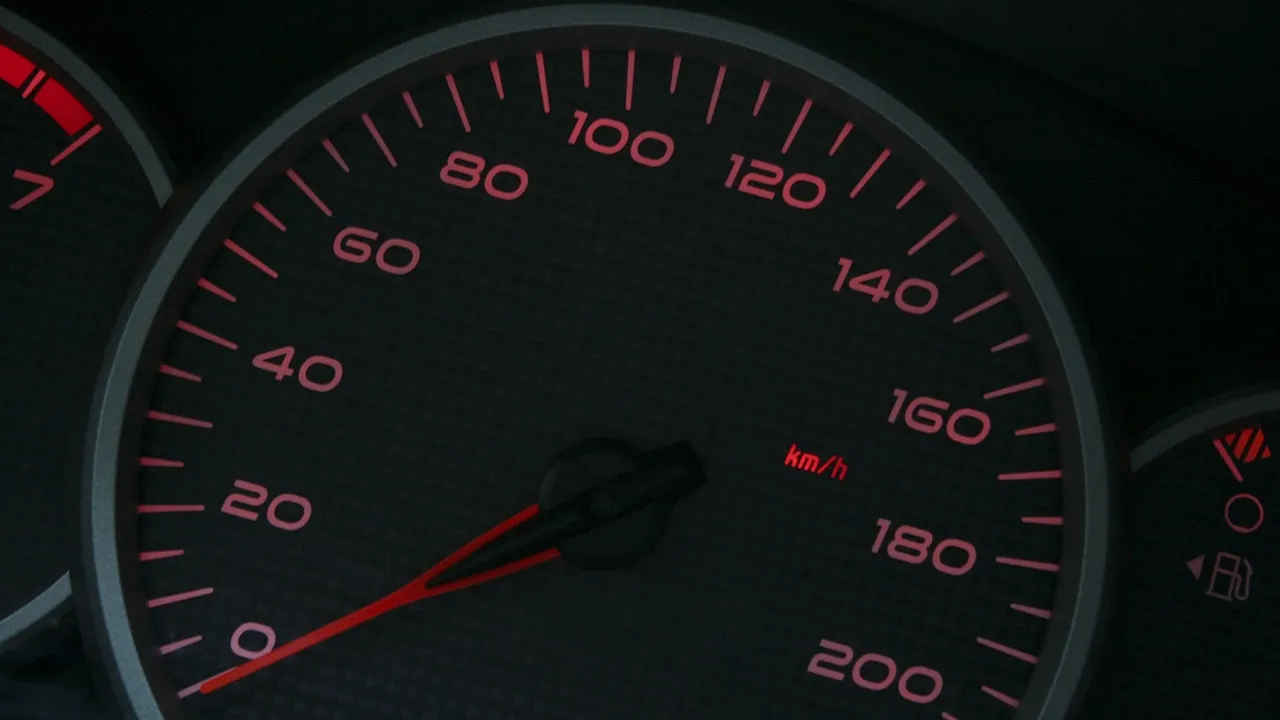 Calculadora e chave de carro sobre planilha de custos de veículo elétrico
