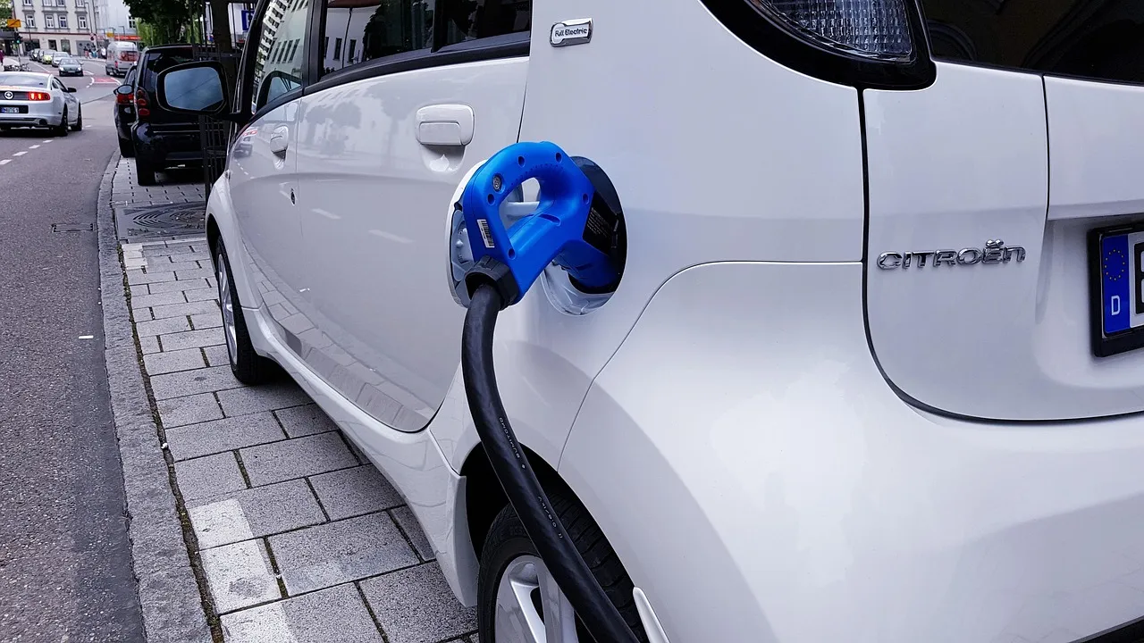 Planilha de custo total de propriedade de carro elétrico sobre mesa