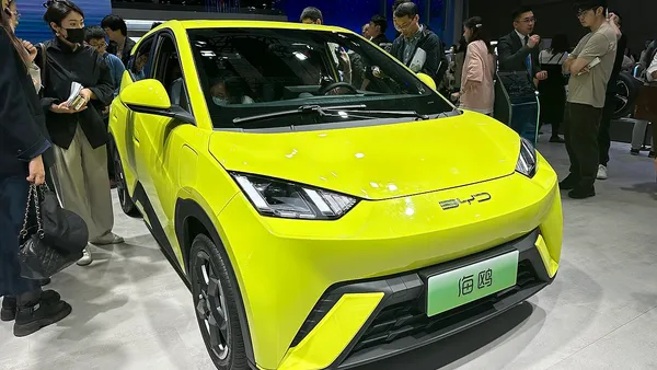 BYD Seagull hatchback elétrico compacto chinês visto em três quartos