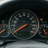 Painel digital de carro elétrico mostrando quilometragem baixa em carro novo