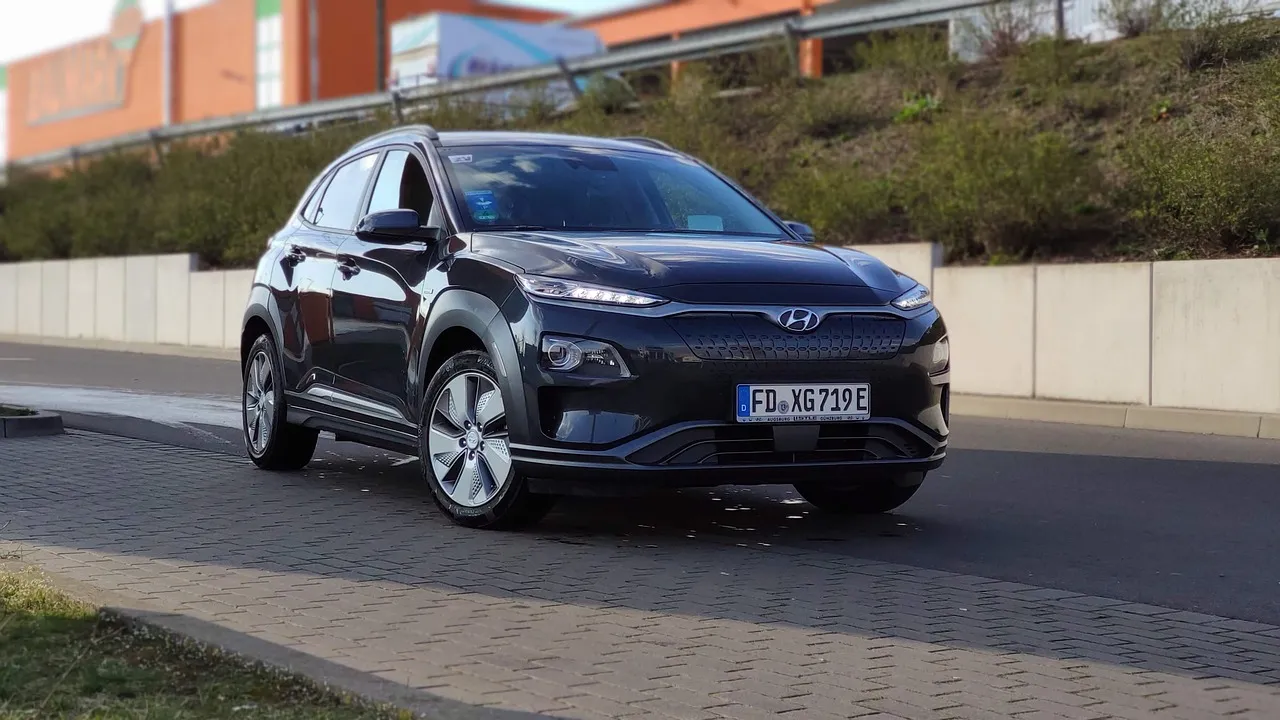 SUV elétrico compacto Geely EX5 branco exposto em concessionária no Brasil