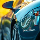 Diagrama comparativo de química de bateria LFP e NMC em carro elétrico com fundo técnico