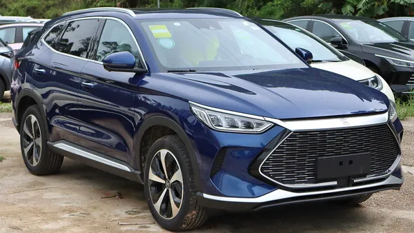 SUV híbrido plug-in BYD Song Plus em ambiente urbano, vista frontal lateral