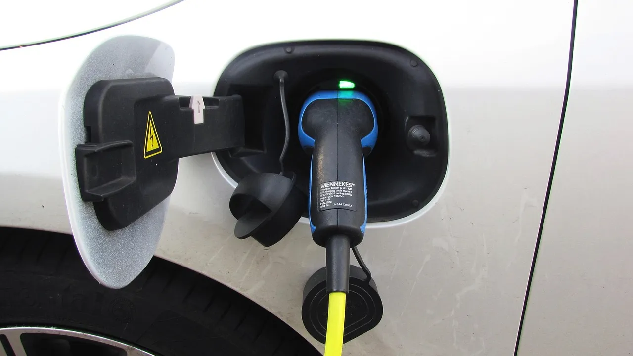 SUV híbrido plug-in Geely EX5 EM-i exposto em concessionária no Brasil