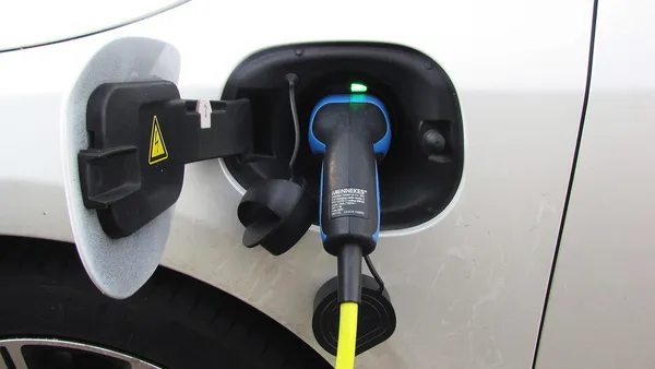 SUV híbrido plug-in Geely EX5 EM-i exposto em concessionária no Brasil