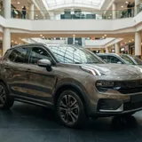 Carro elétrico exposto em estande dentro de um shopping center