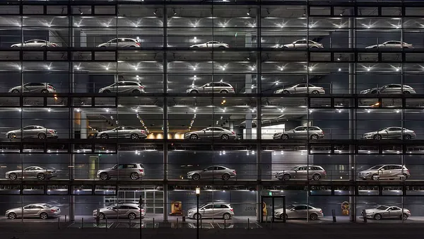 Pátio de concessionária com carros elétricos e híbridos enfileirados
