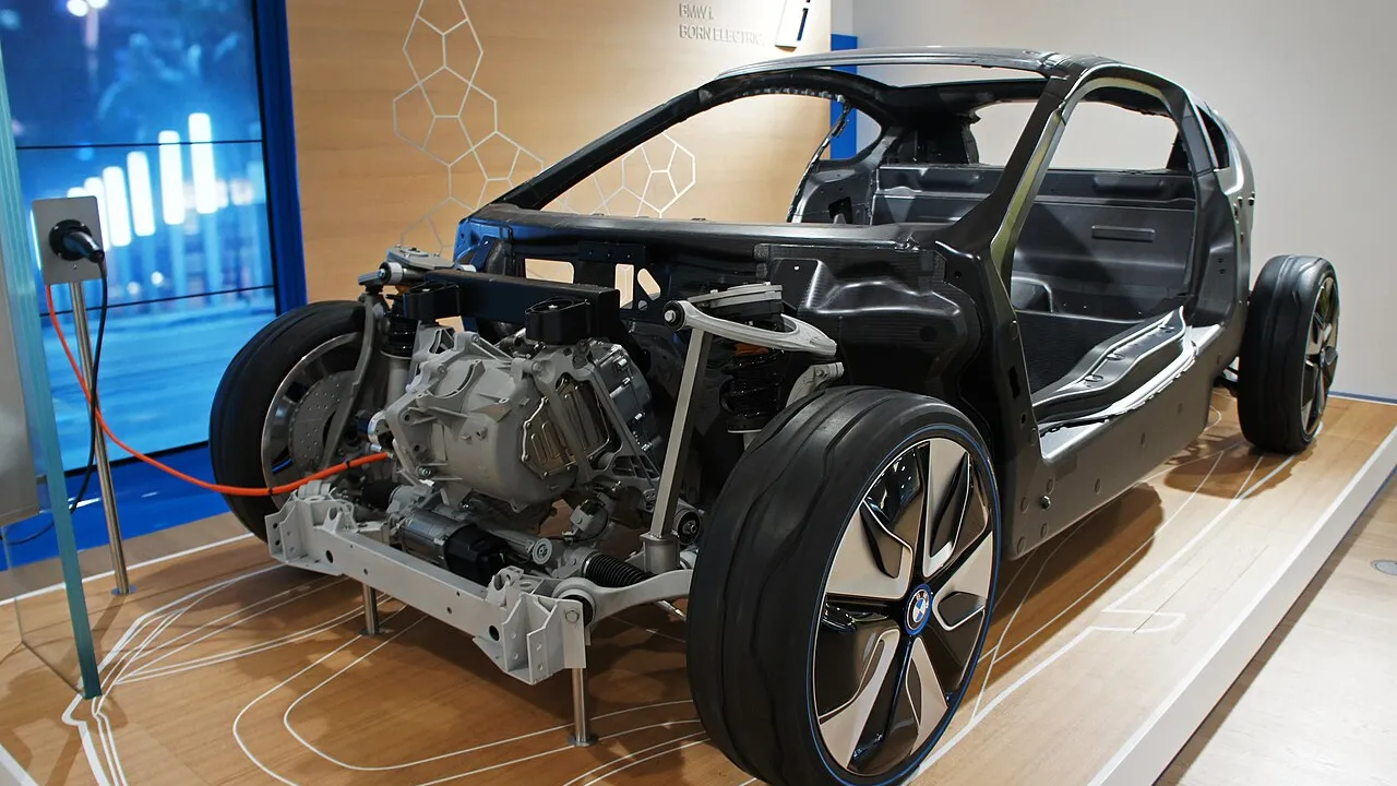 Showroom de concessionária com carros elétricos expostos para clientes