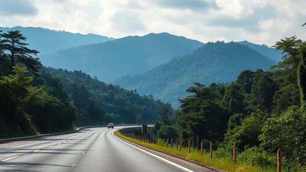 Rodovia Régis Bittencourt cortando a Serra do Mar com vegetação atlântica