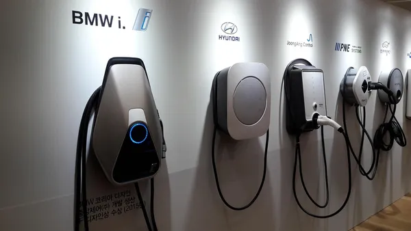 Wallbox residencial instalado em parede de garagem com cabo Tipo 2 conectado